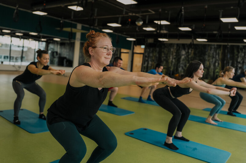 Eine Gruppe bestehend aus Frauen macht Yoga in einem Sportstudio